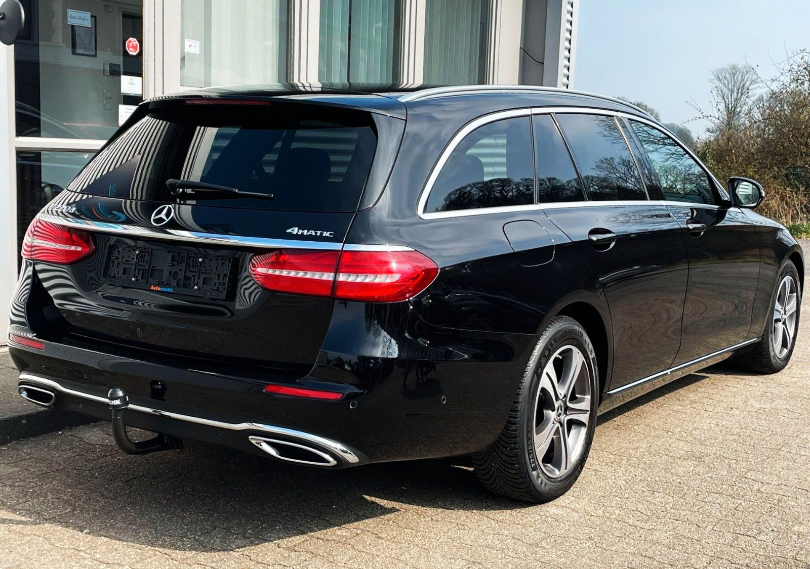 Fahrzeugabbildung Mercedes-Benz E 220T AUT. 4-MATIC NAVI CAM LED AHK 1.Hd