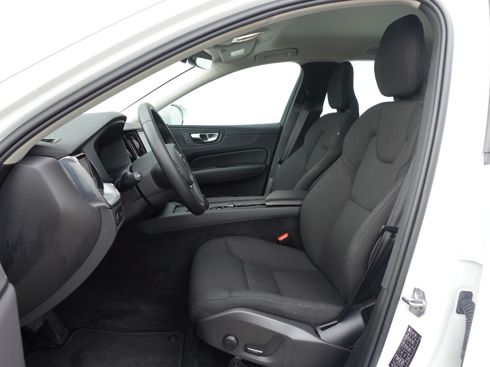 Fahrzeugabbildung Volvo XC60 Momentum Pro 2WD AUTOMATIK,Sitzhz,18"Alu,PP