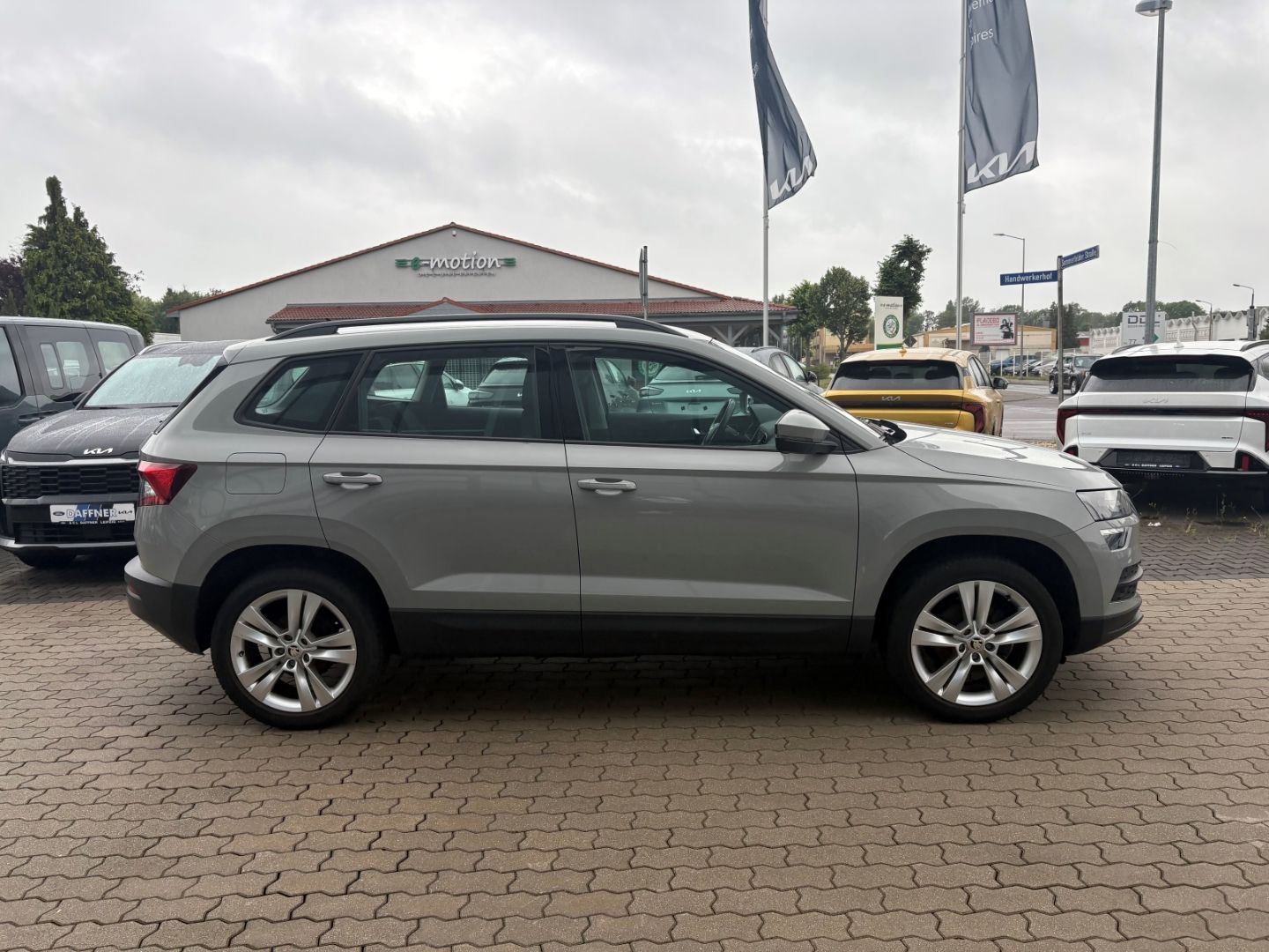 Fahrzeugabbildung SKODA Karoq Style Tempomat PDC Klima SHZ Bluetooth