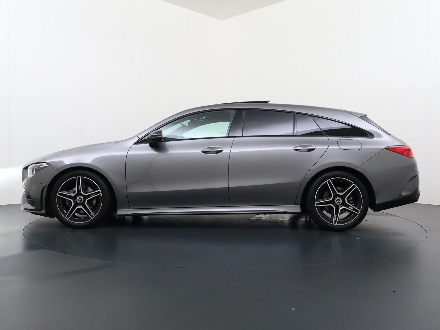 Mercedes-Benz CLA 180 Shooting Brake AMG Line | Panorama - Sch imagem 3