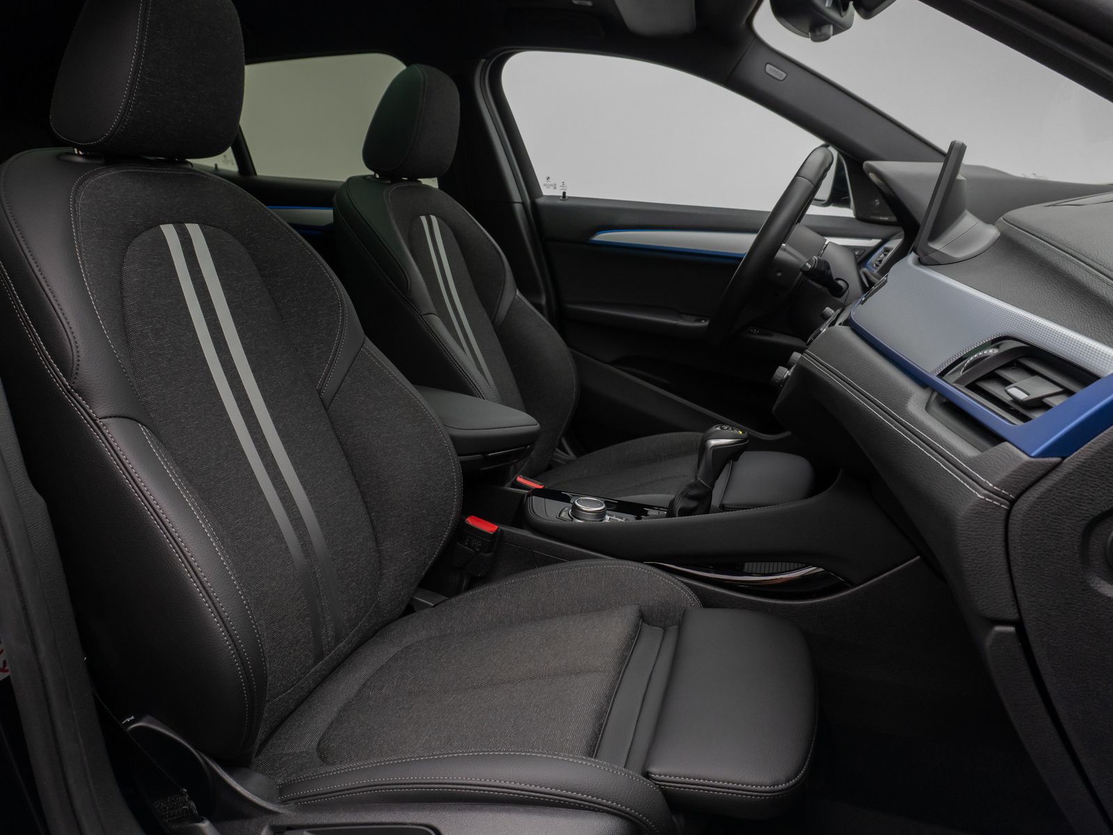 Fahrzeugabbildung BMW X2 xD25e M Sport HUD DAB Kamera Alarm Panorama