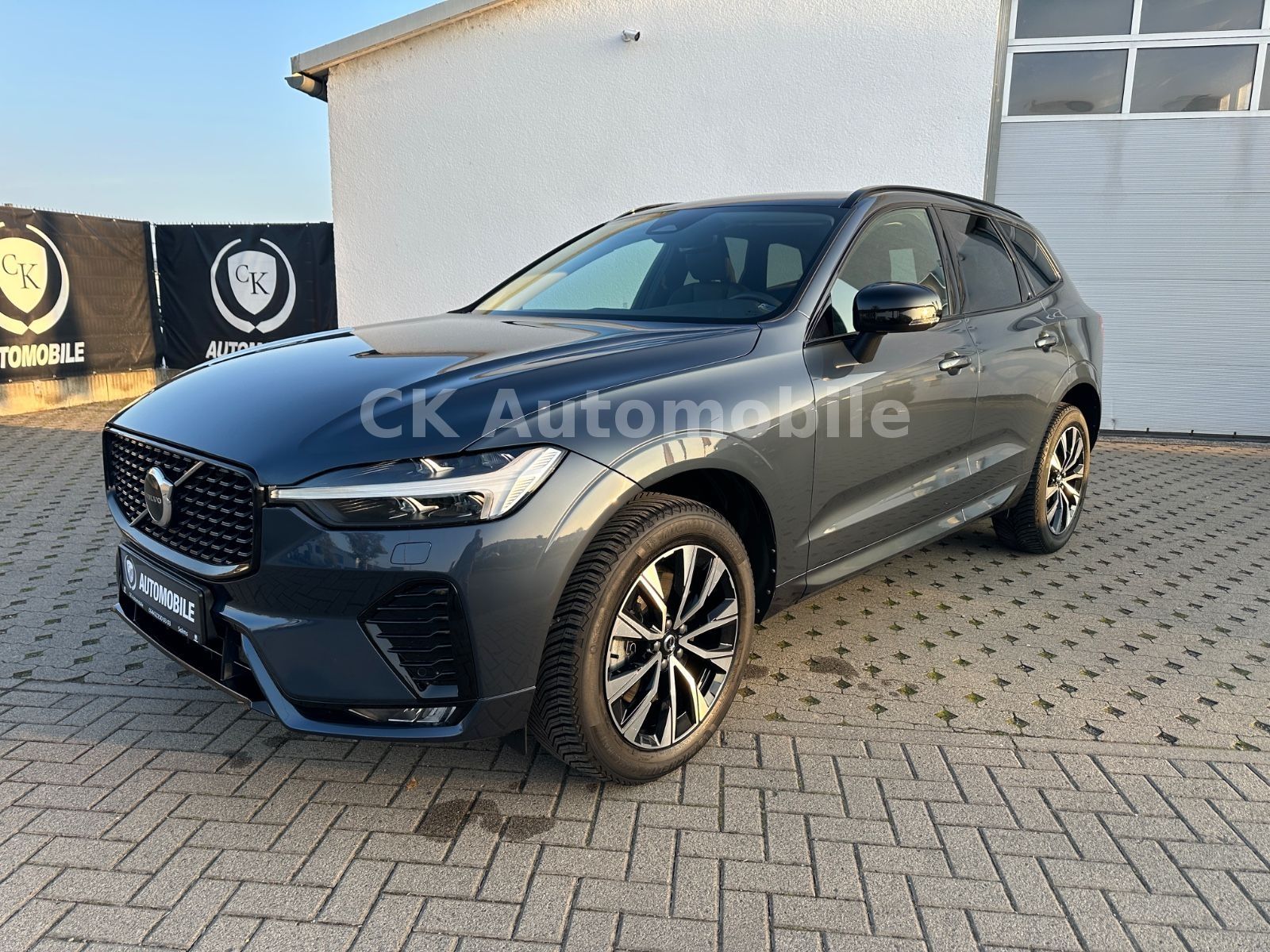 Fahrzeugabbildung Volvo XC60 B4 Plus Dark AWD/BLIS/Navi/LED/Kamera/AHK