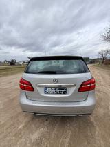 Mercedes-Benz B 180 d - - Mercedes-Benz B 180 mit Diesel-Antrieb: Silber