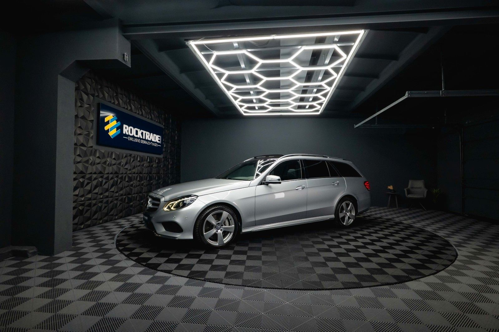 Fahrzeugabbildung Mercedes-Benz E 500 V8 CGI AMG Sport *Airmatic*Pano*ACC*H&K*