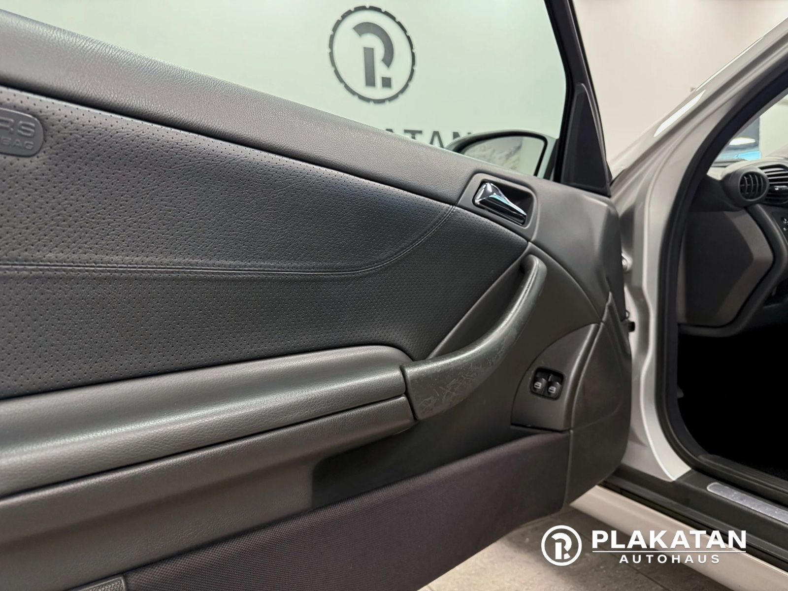 Fahrzeugabbildung Mercedes-Benz C 230 Bi-Xenon Leder Tempomat 2Hand