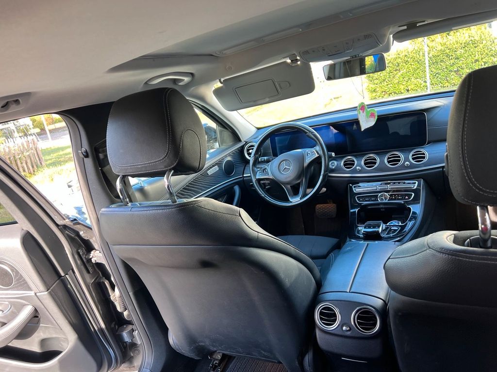 Image of Mercedes-Benz E 220
