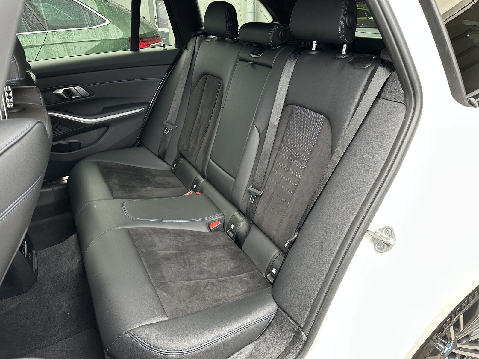 Fahrzeugabbildung BMW 320d Touring M-Sport NAV+LED+AHK+18ZO+ALARM+1HD