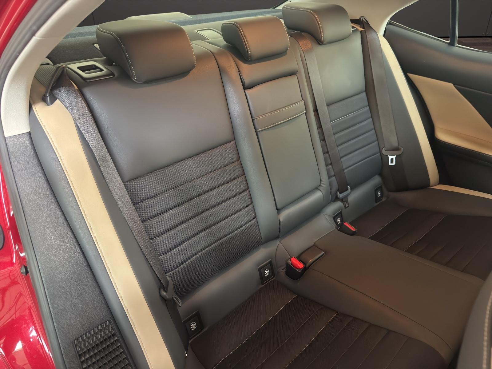 LEXUS IS 300H 2.5 HYBRIDE 181ch - GPS - PHARES LED - SIÈGES CHAUFFANTS - ANGLE MORT