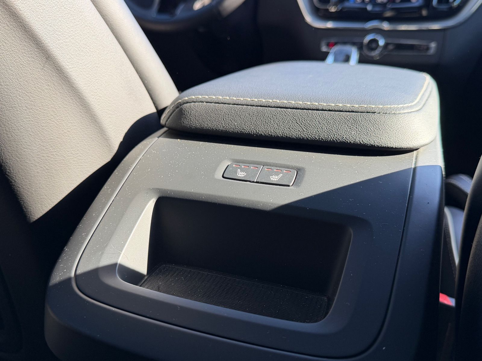 Fahrzeugabbildung Volvo XC60 B4 B Plus Dark*H&K*360°*PANO*AHK*STHZG*