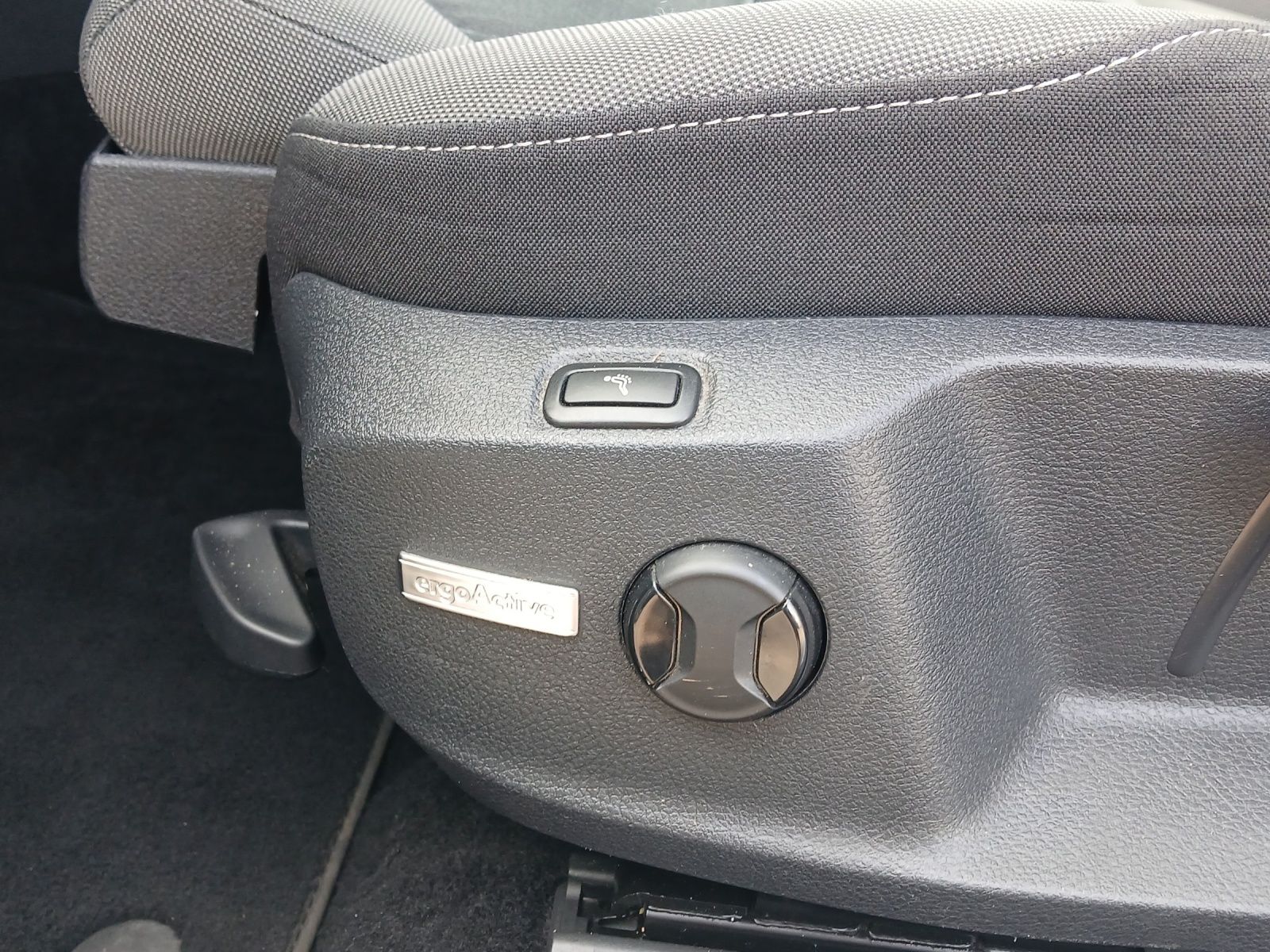 Fahrzeugabbildung Volkswagen Golf VII Variant TDI Comfortline Standhzg LED Na