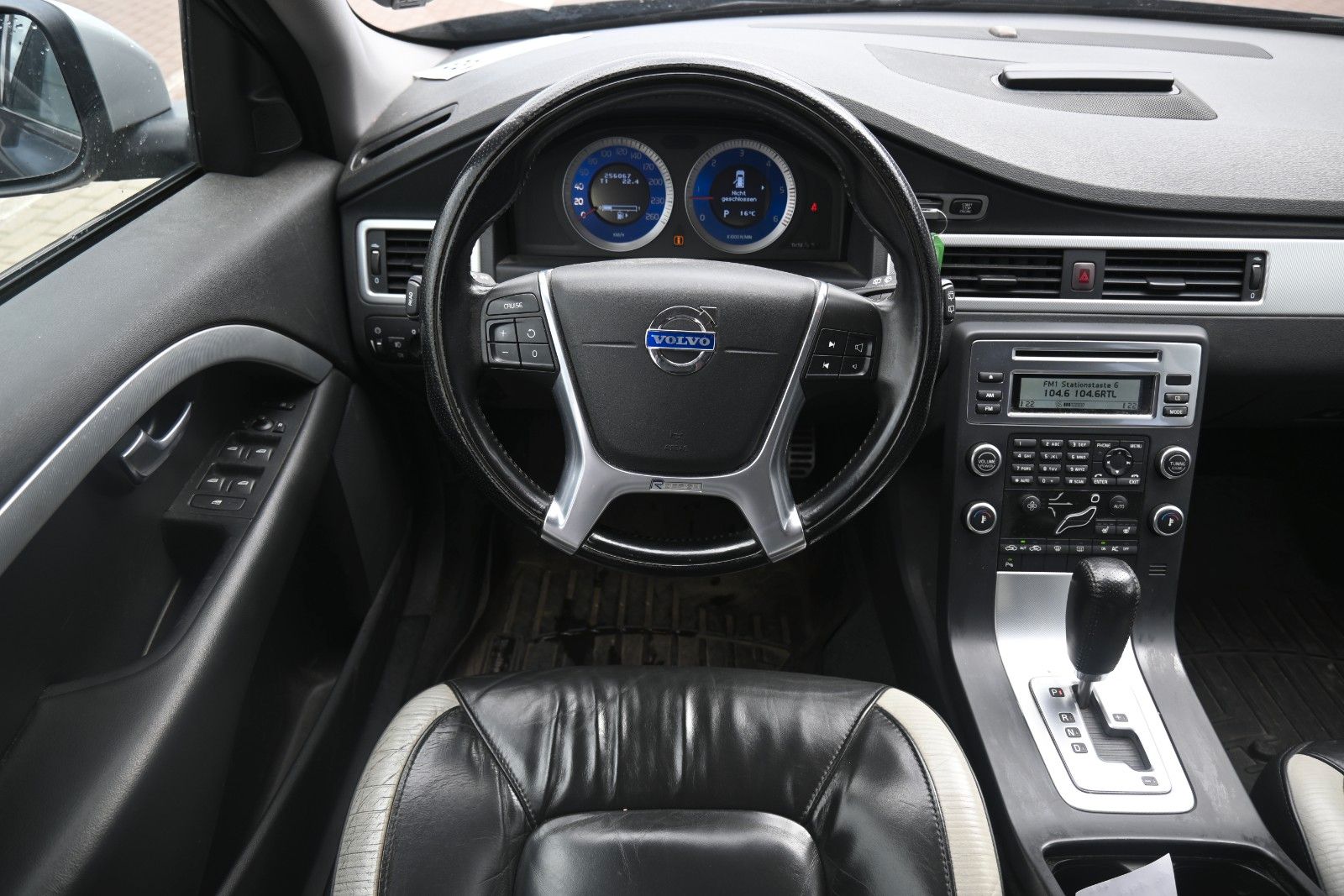 Fahrzeugabbildung Volvo V70 2.4 Autom. Edition R-Design*Xenon*