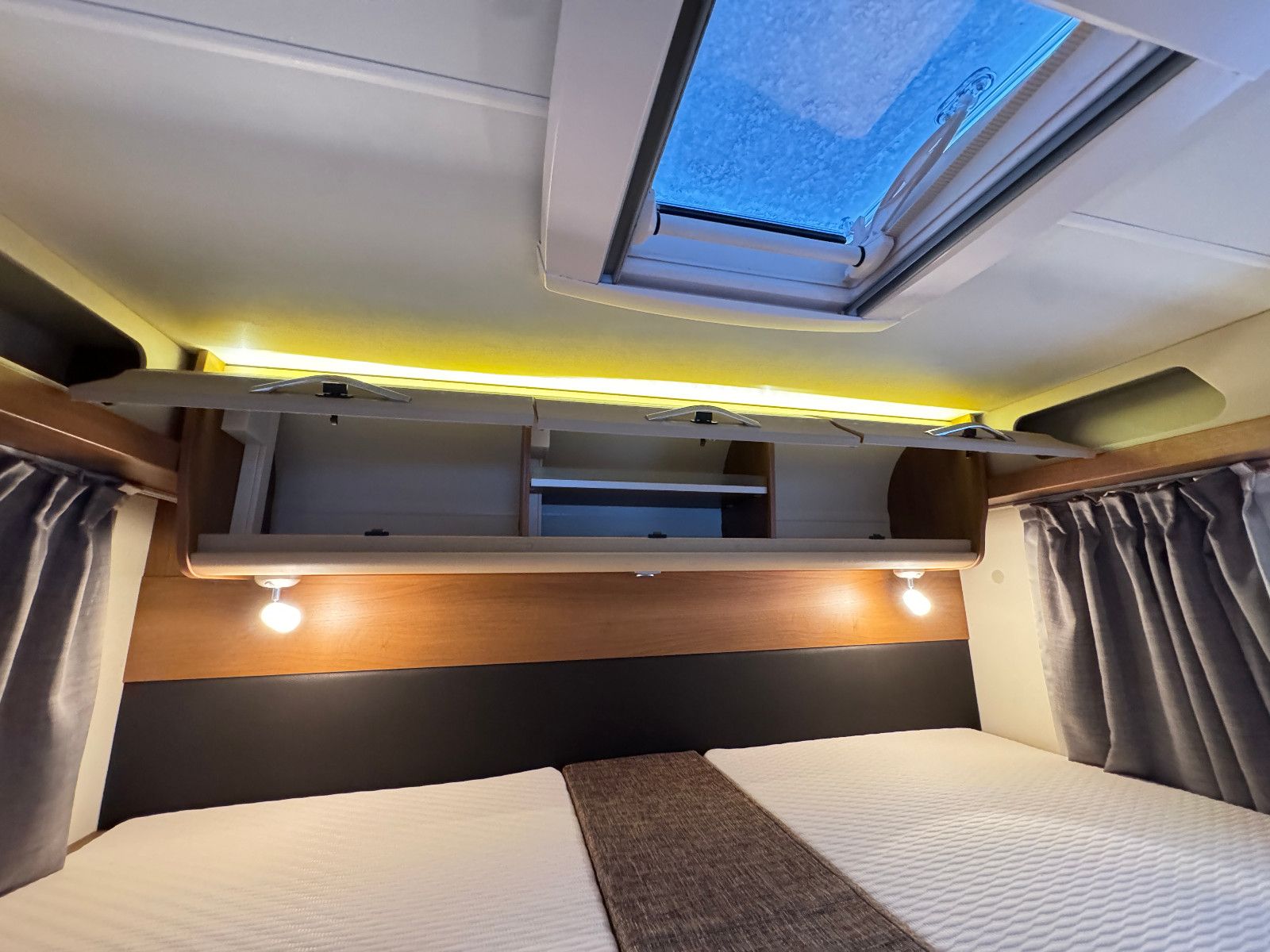 Fahrzeugabbildung Knaus VAN 650 I MEG AUTOMATIK LÄNGSBETT HUBBETT 1.HAND