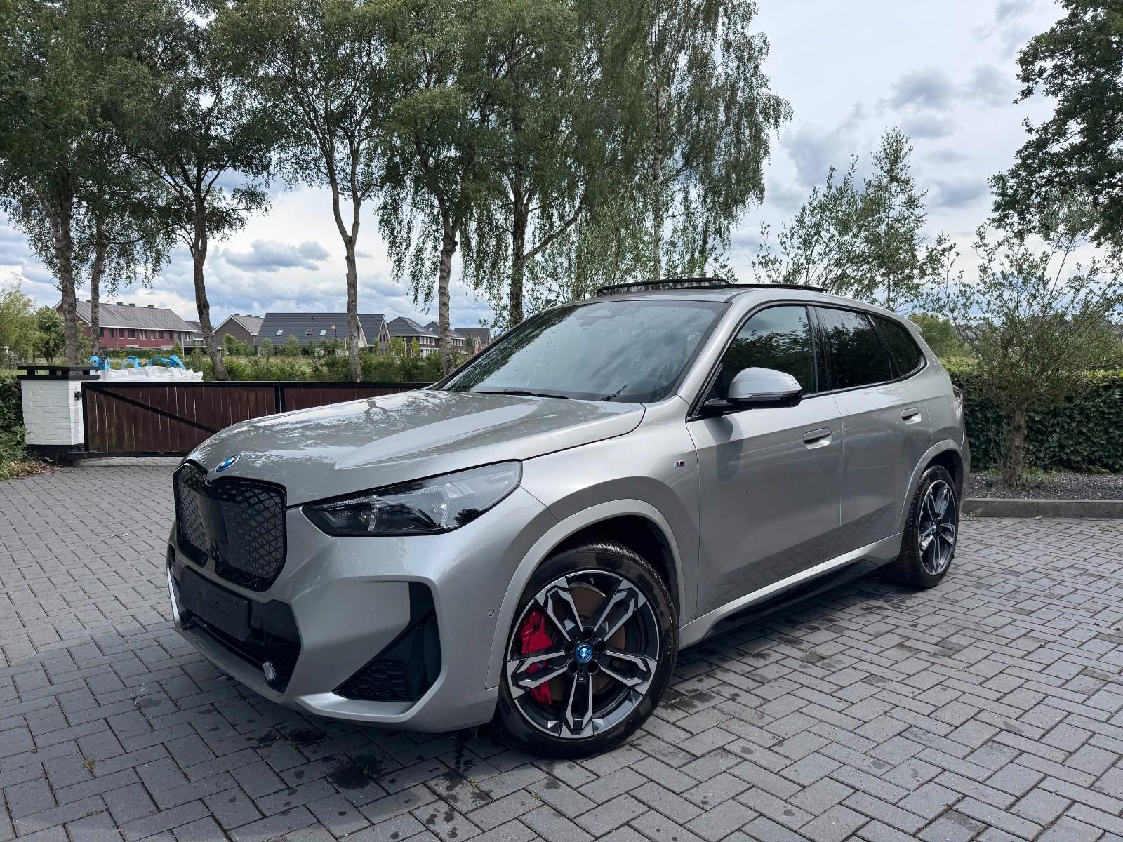 BMW iX1 20 eDrive M Sport PANO Camera Ambiance HUD !