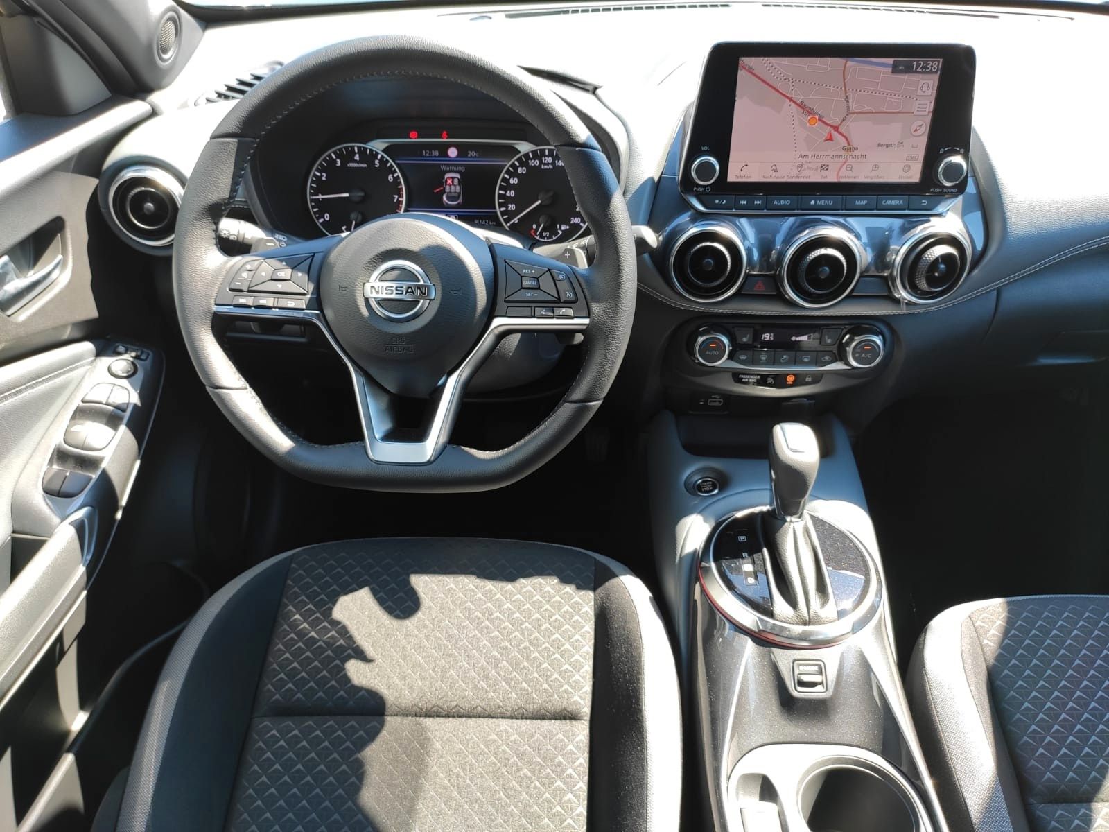 Fahrzeugabbildung Nissan Juke 1.0 DIG-T DCT N-CONNECTA FRONTSCHEIBENHEIZ.