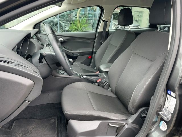 Fahrzeugabbildung Ford Focus Turnier Business Allwetter Sitzheizung