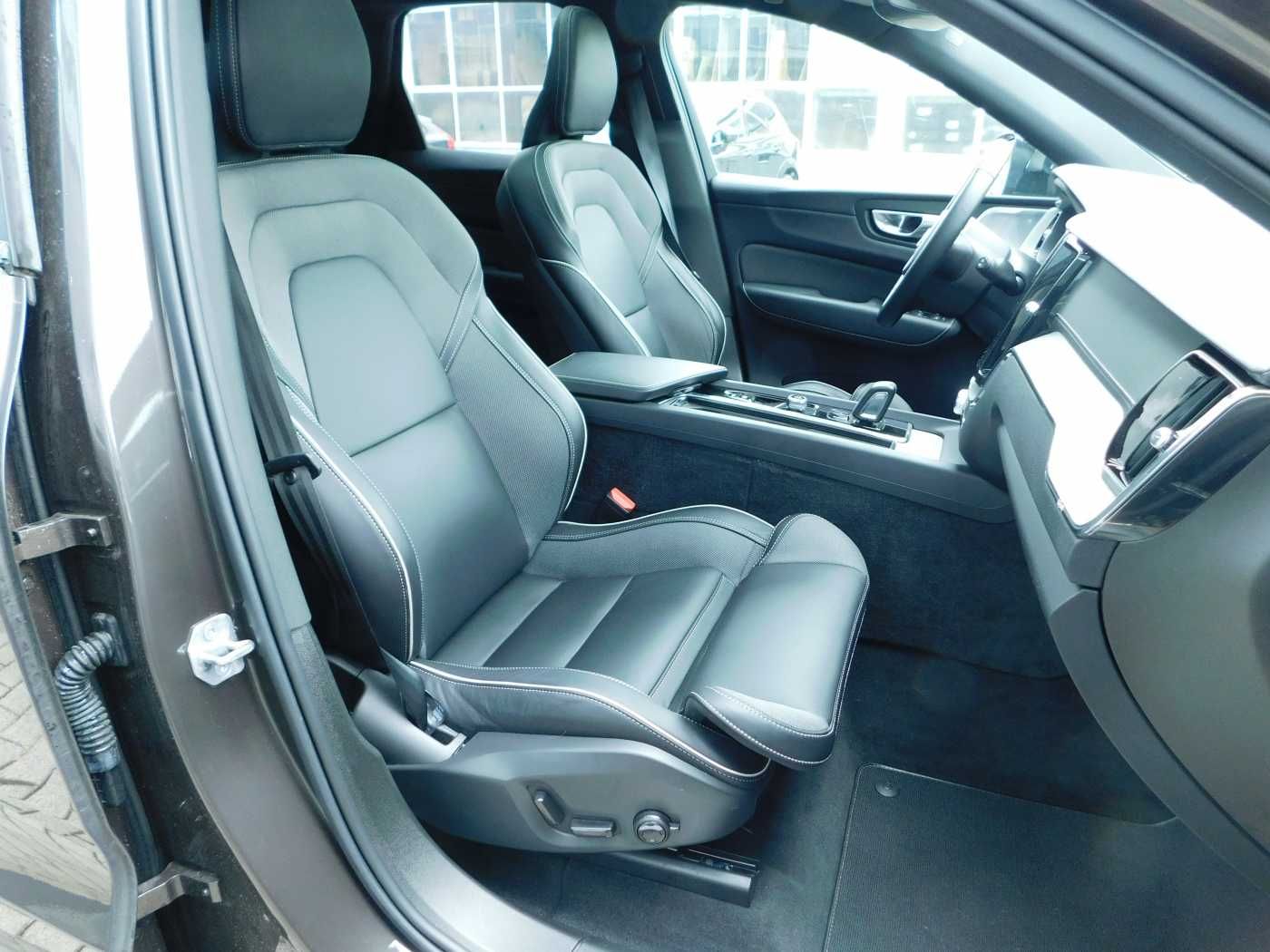 Fahrzeugabbildung Volvo XC60 T8 AWD R-Design 'Head-Up ACC'