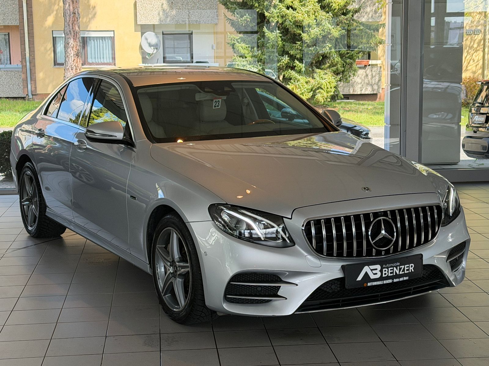 Fahrzeugabbildung Mercedes-Benz E 300 de/AMG/HEAD-UP/VIRTUAL/AMBIENTE/BURMESTER/