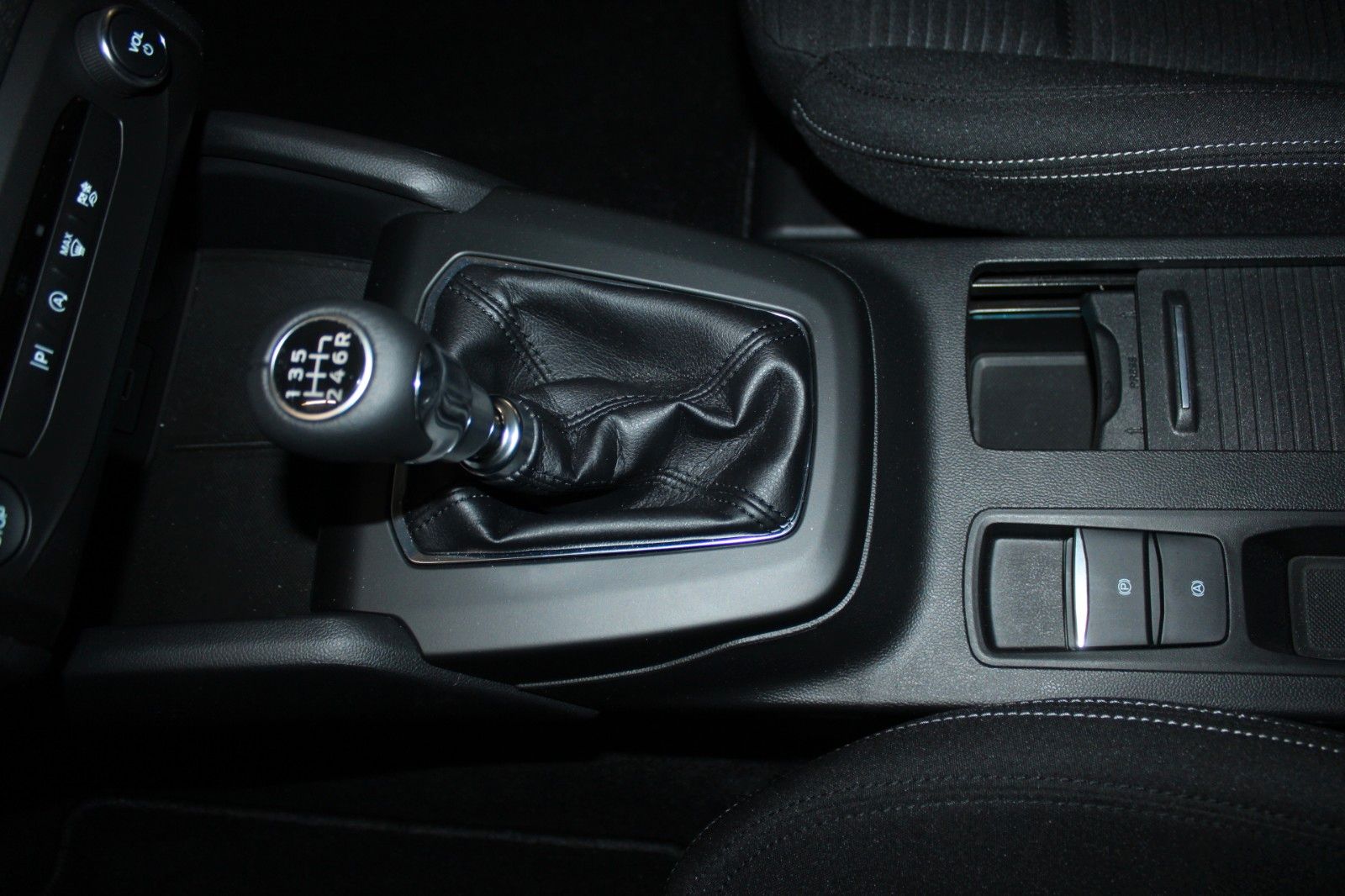 Fahrzeugabbildung Ford Focus MHEV Titanium Turnier LED NAVI WinterPaket