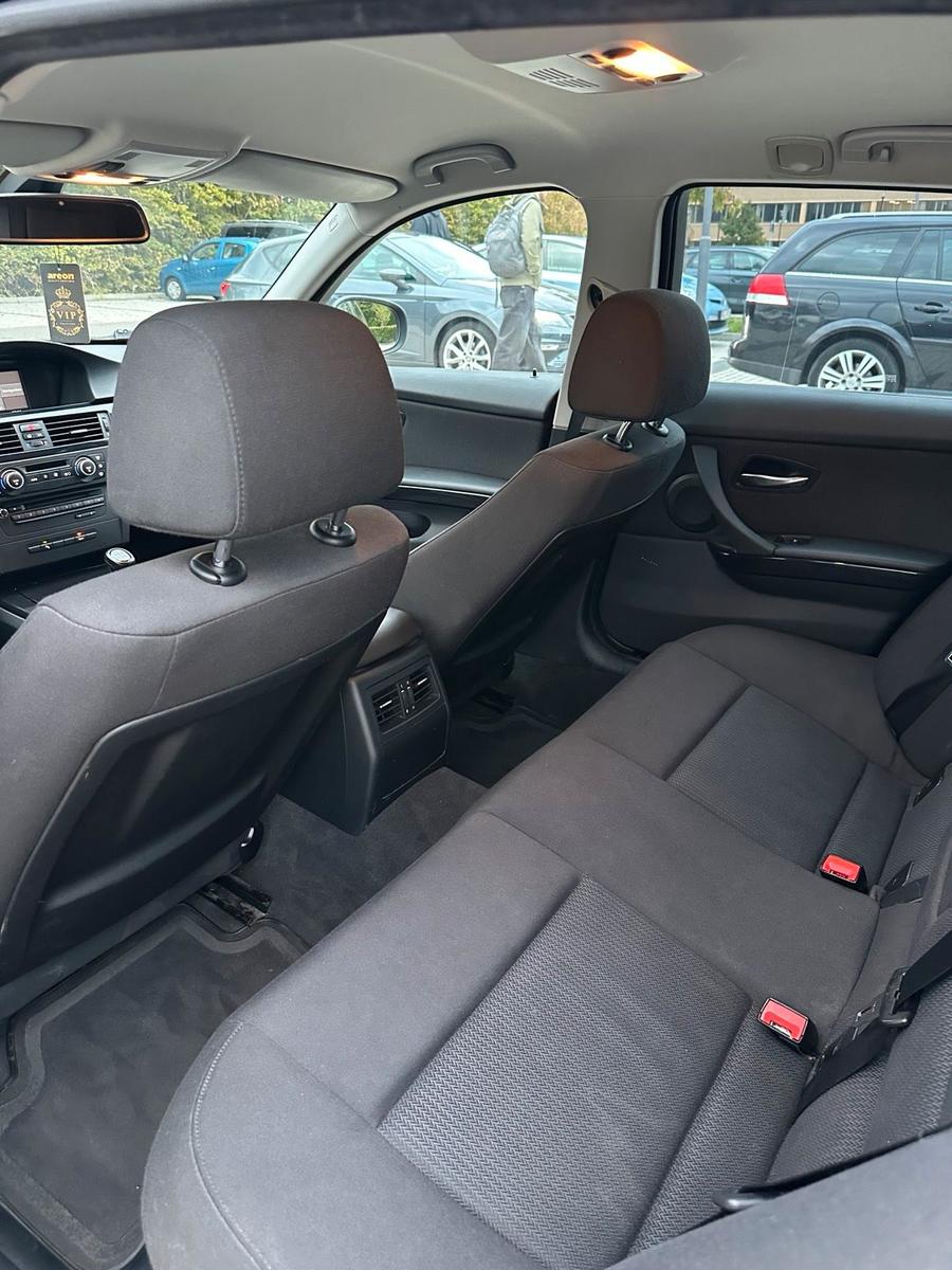 BMW 318 2009 — photo 12