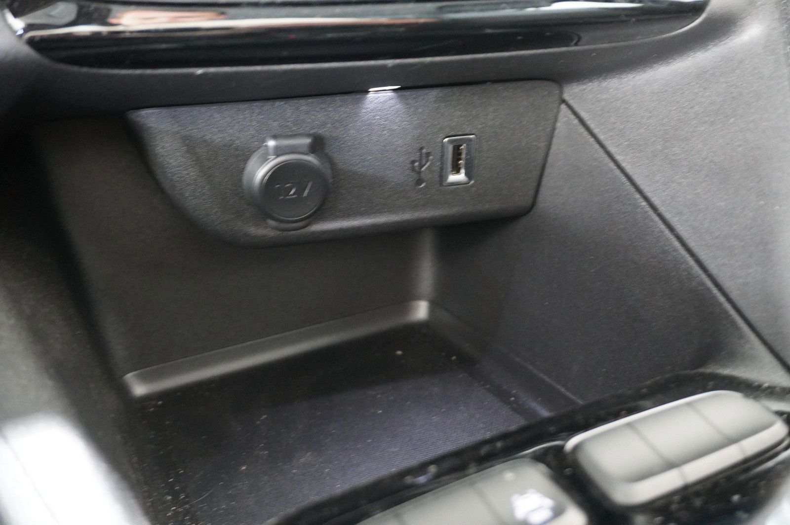 Fahrzeugabbildung Opel Corsa-e F EDITION 7KW NAVI/VIRT/SPORT/DAB/WÄRMEP