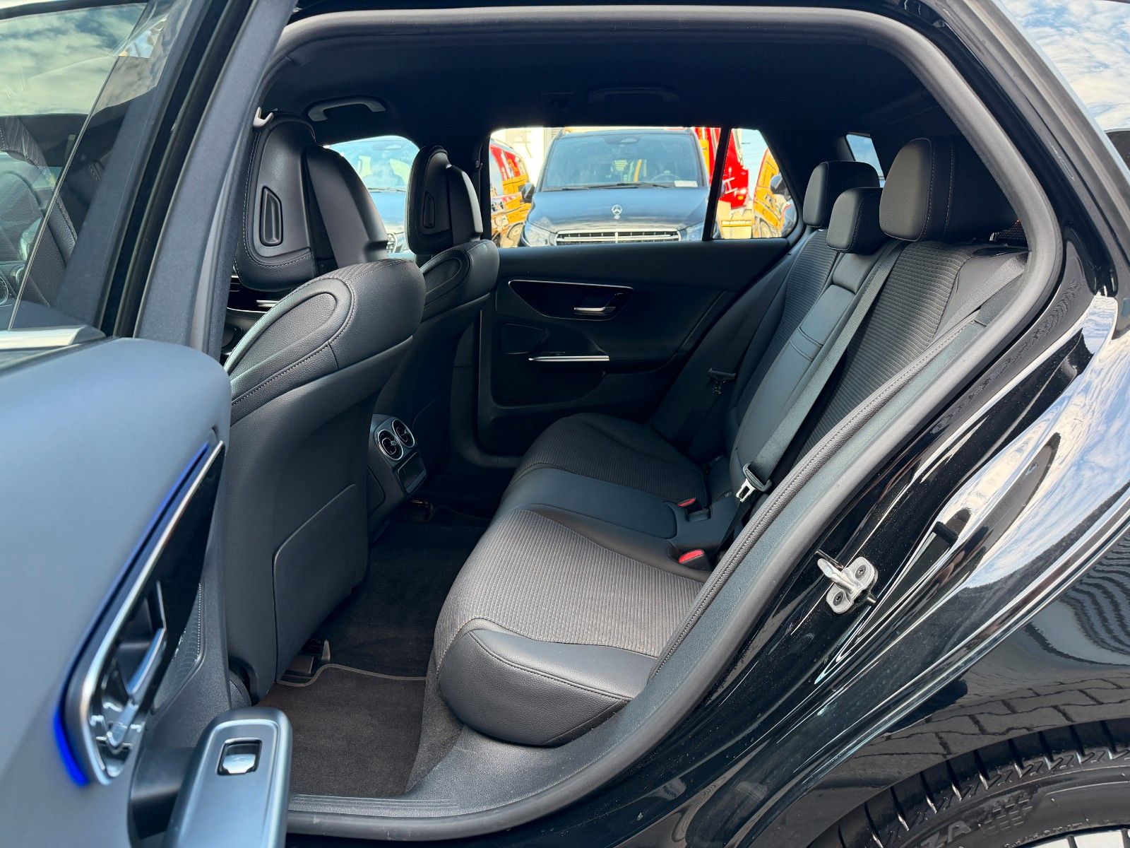 Fahrzeugabbildung Mercedes-Benz C 200d T Avantgarde+AHK+Ambiente+RKamera+MBUX+