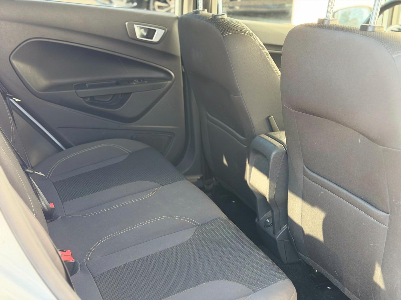 Ford Fiesta Titanium*RFK*NAVI*VOLL CHECKHEFT*SZH*MFL*