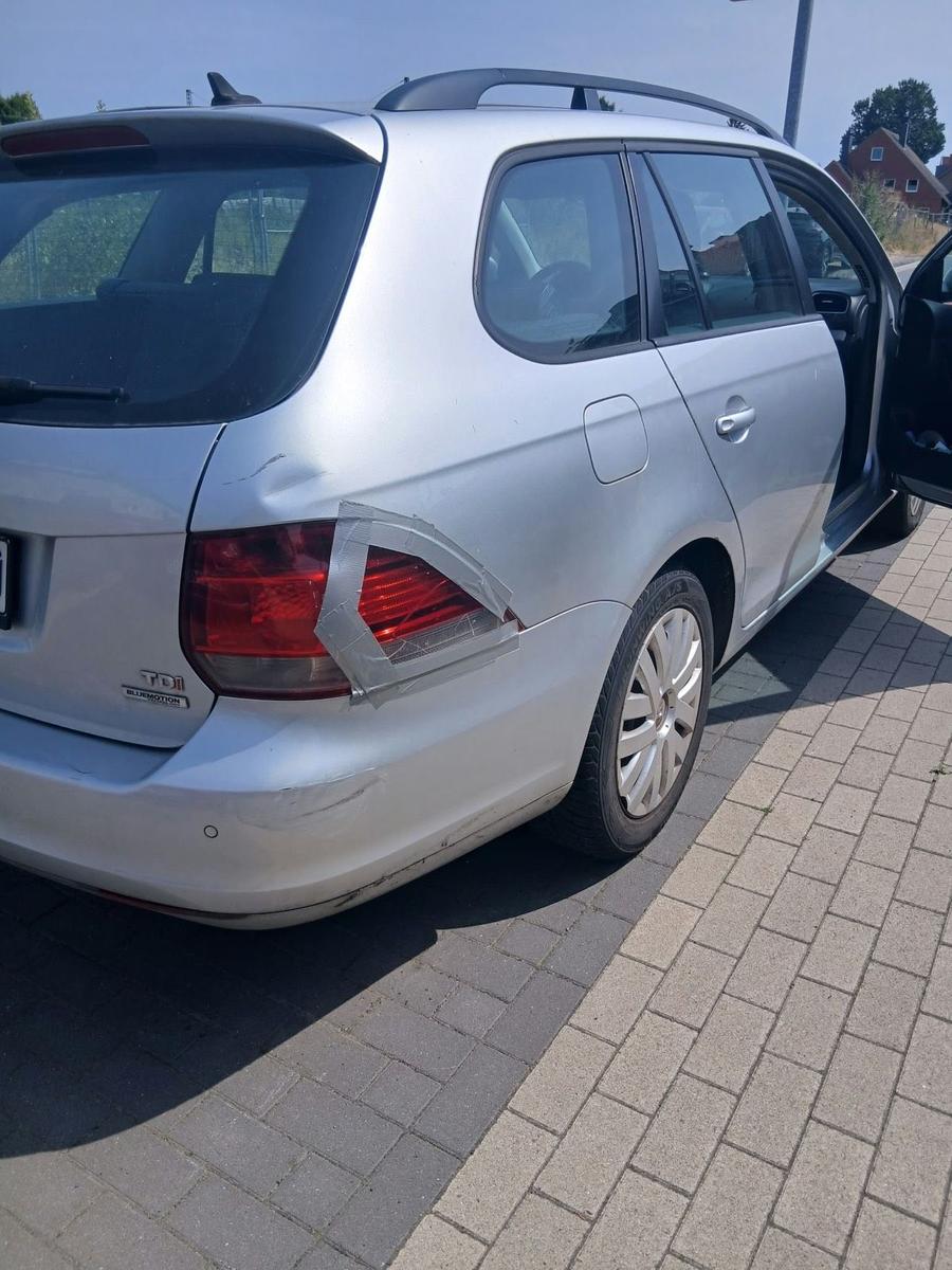 Volkswagen Golf 2011 — rear view