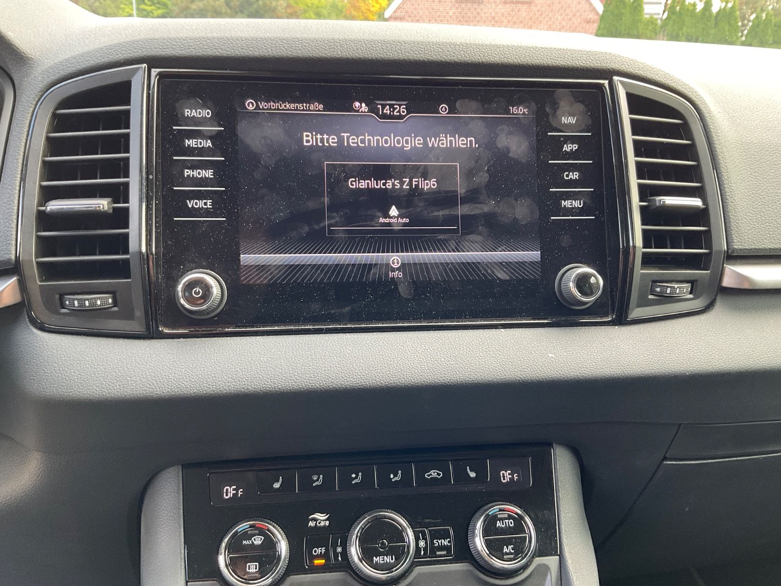 Fahrzeugabbildung SKODA Karoq 1.5l TSI DSG ACC,Kamera,Navi,LED,ACC