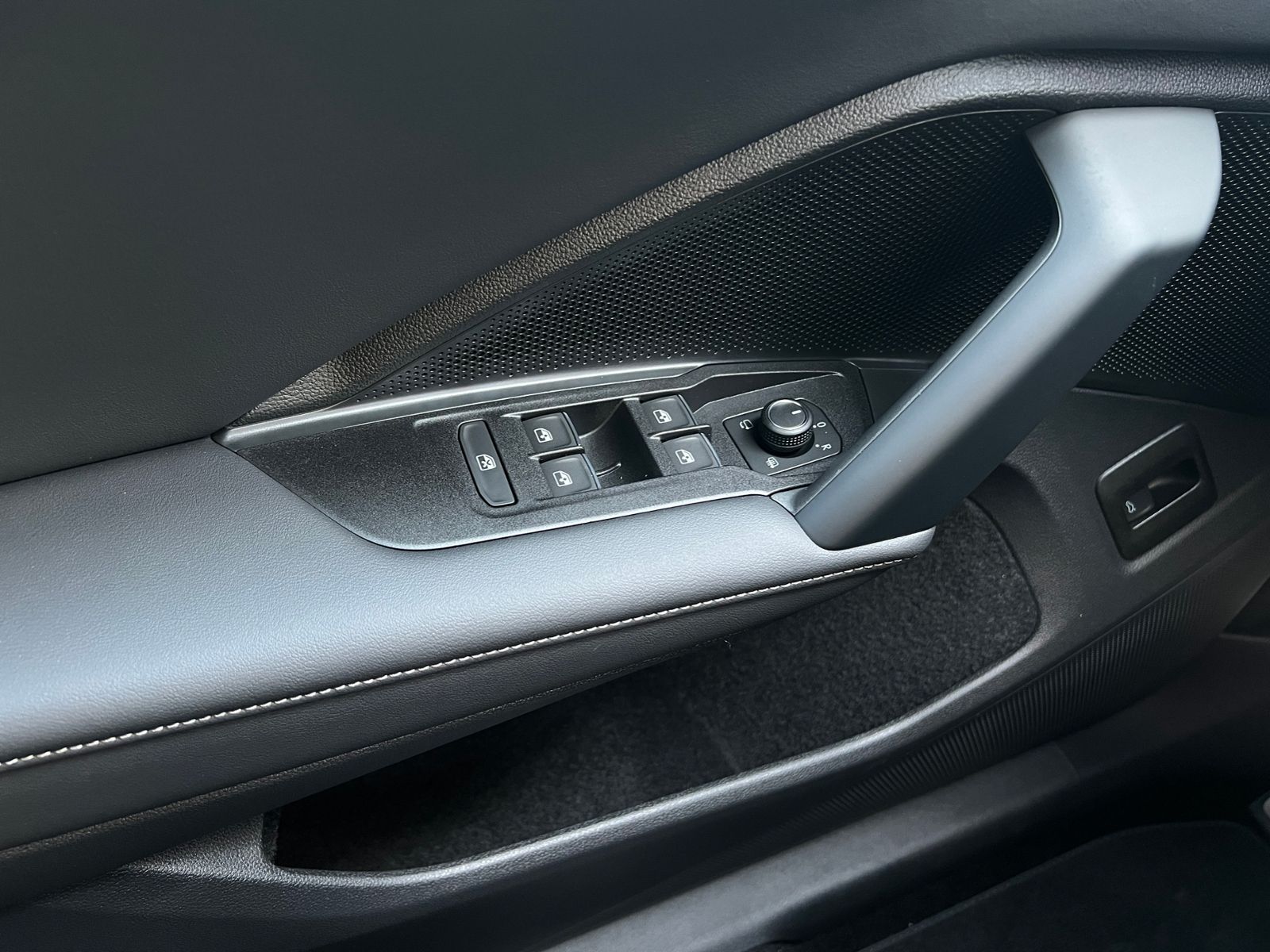 Fahrzeugabbildung Volkswagen Tiguan  ENERGY 2.0 TDI DSG *AHK, Navi, Travel As
