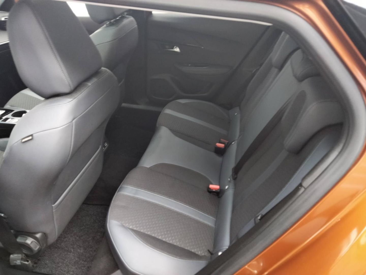 Fahrzeugabbildung Peugeot 2008 Allure Elektromotor 136 Panorama digitales