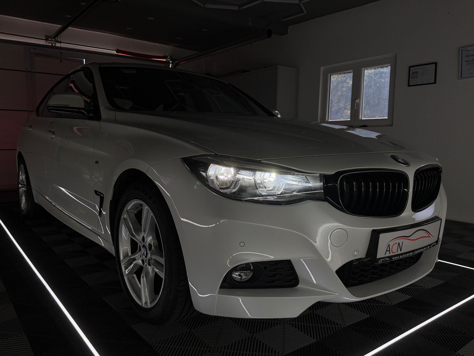 Fahrzeugabbildung BMW 320d xDrive GT M-SPORT/PANO/LEDER/HUD/AHK/AD LED