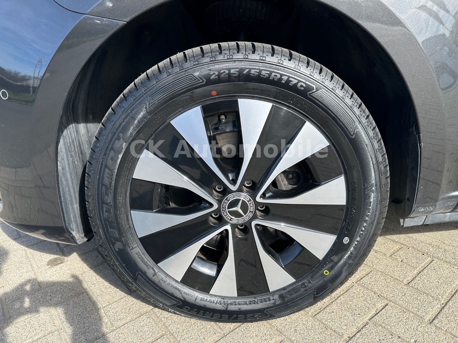 Fahrzeugabbildung Mercedes-Benz Vito Tourer Pro 124 Edition Autom/8Sitze/Kam/AHK