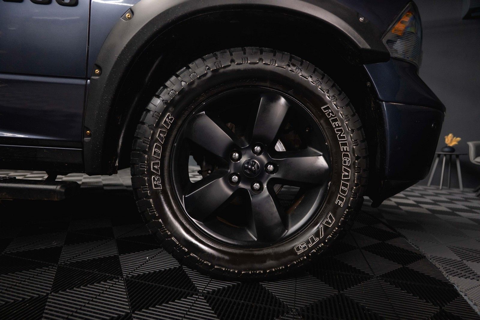 Fahrzeugabbildung Dodge RAM 5.7 V8 HEMI 4x4 Offroad Night  LONGBED*LPG*