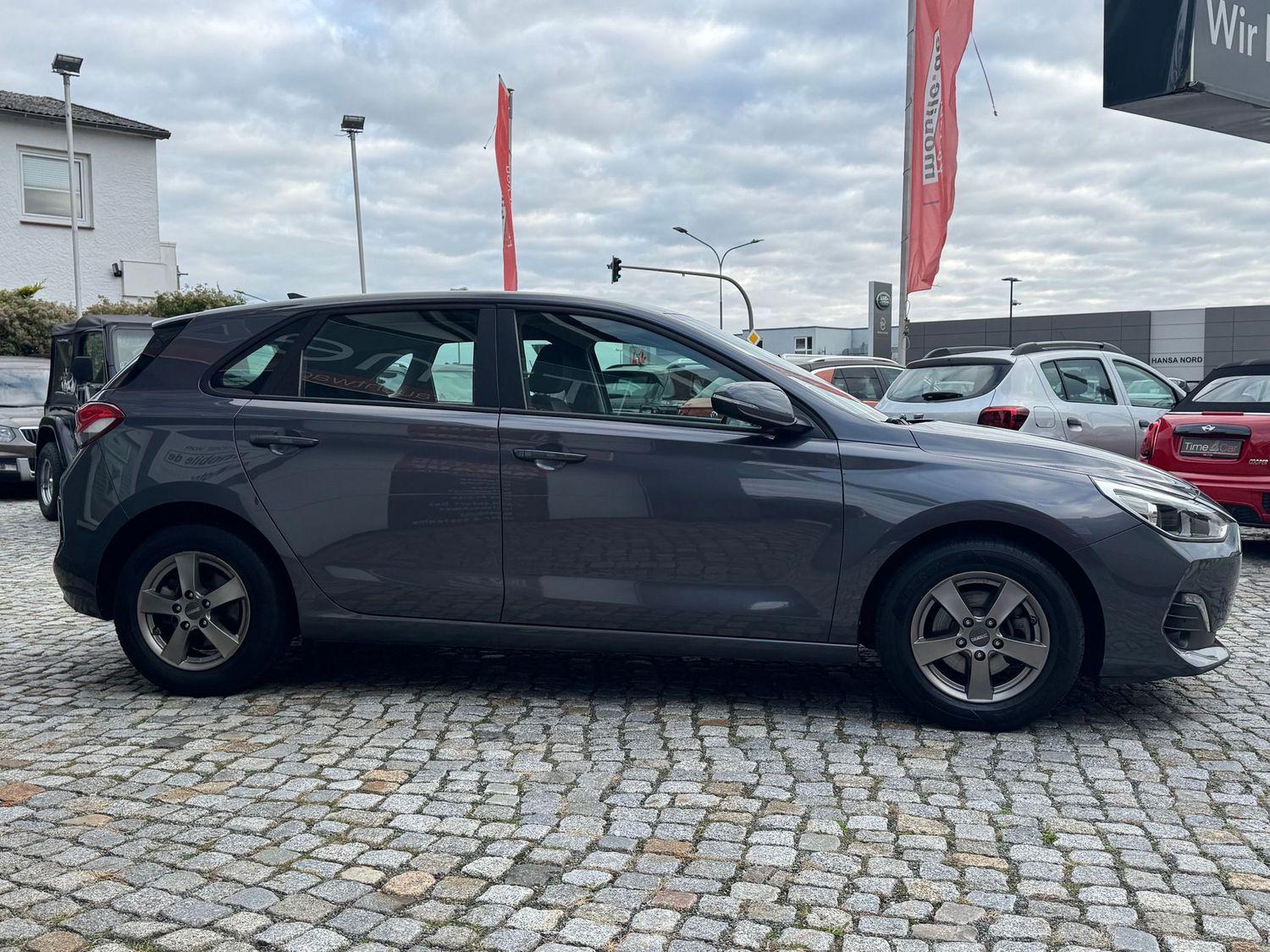 Hyundai i30 Select Kamera CarPlay Navi SHZ Tempom.