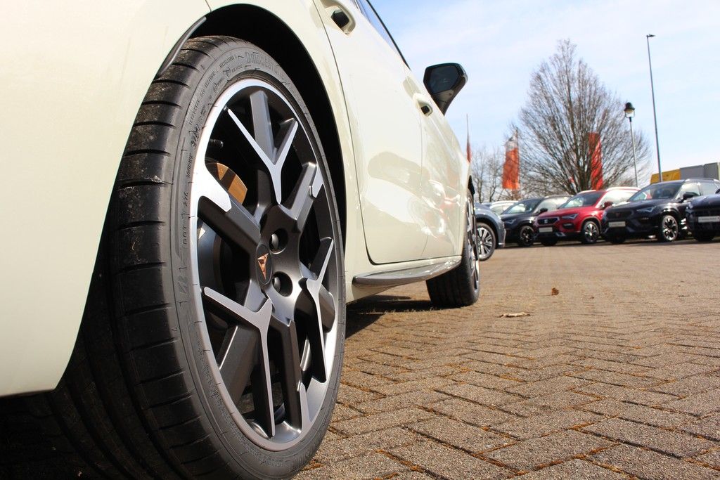 Fahrzeugabbildung CUPRA Leon Sportstourer VZ 1.5 e-Hybrid DSG Extreme