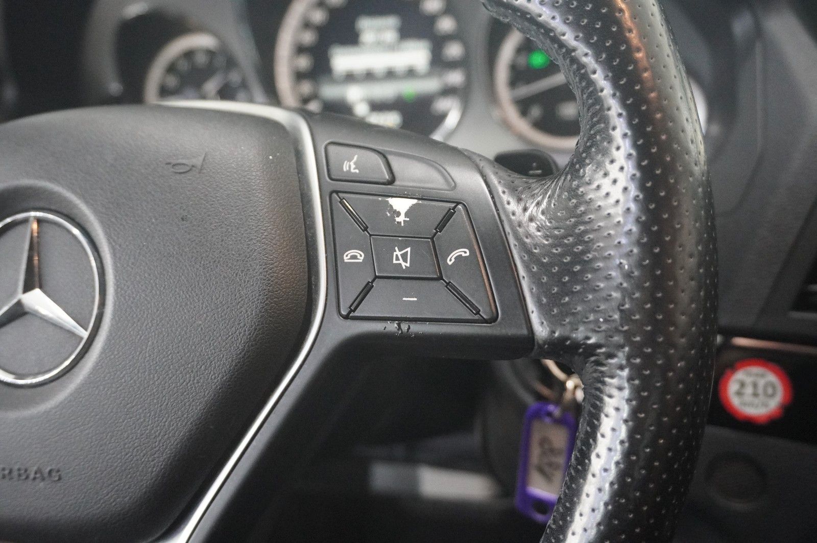 Fahrzeugabbildung Mercedes-Benz E 200 COUPE AVAMTGRADE NAVI/SHZ/SPORT/PDC/TEMP.