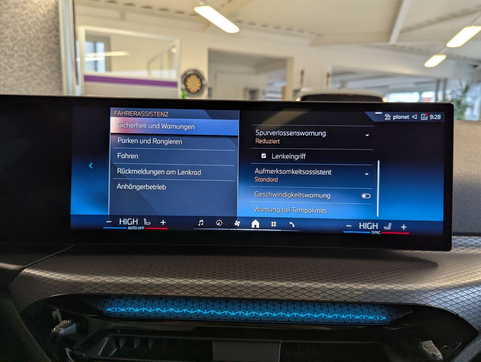 BMW 330 d xD M-Sport Pano LED-adaptiv ACC AHK - Image 31