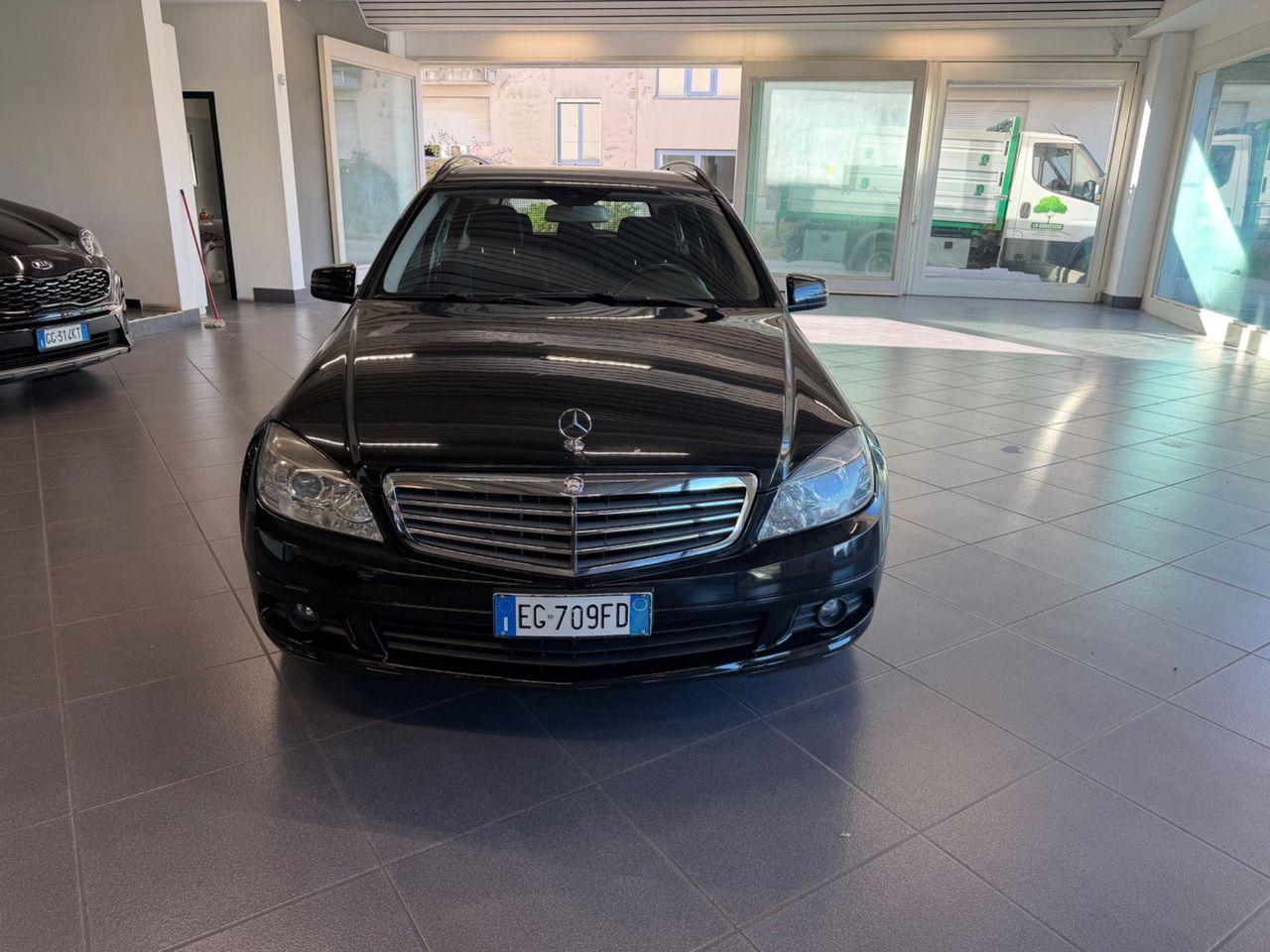 Mercedes-Benz C200 2011 — вигляд ззаду