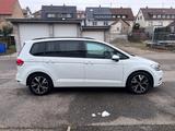 Volkswagen Touran 1.5TSI DSG 7S AHK LED NAVI StHZ RFK ACC D - Volkswagen Gebrauchtwagen in Pforzheim