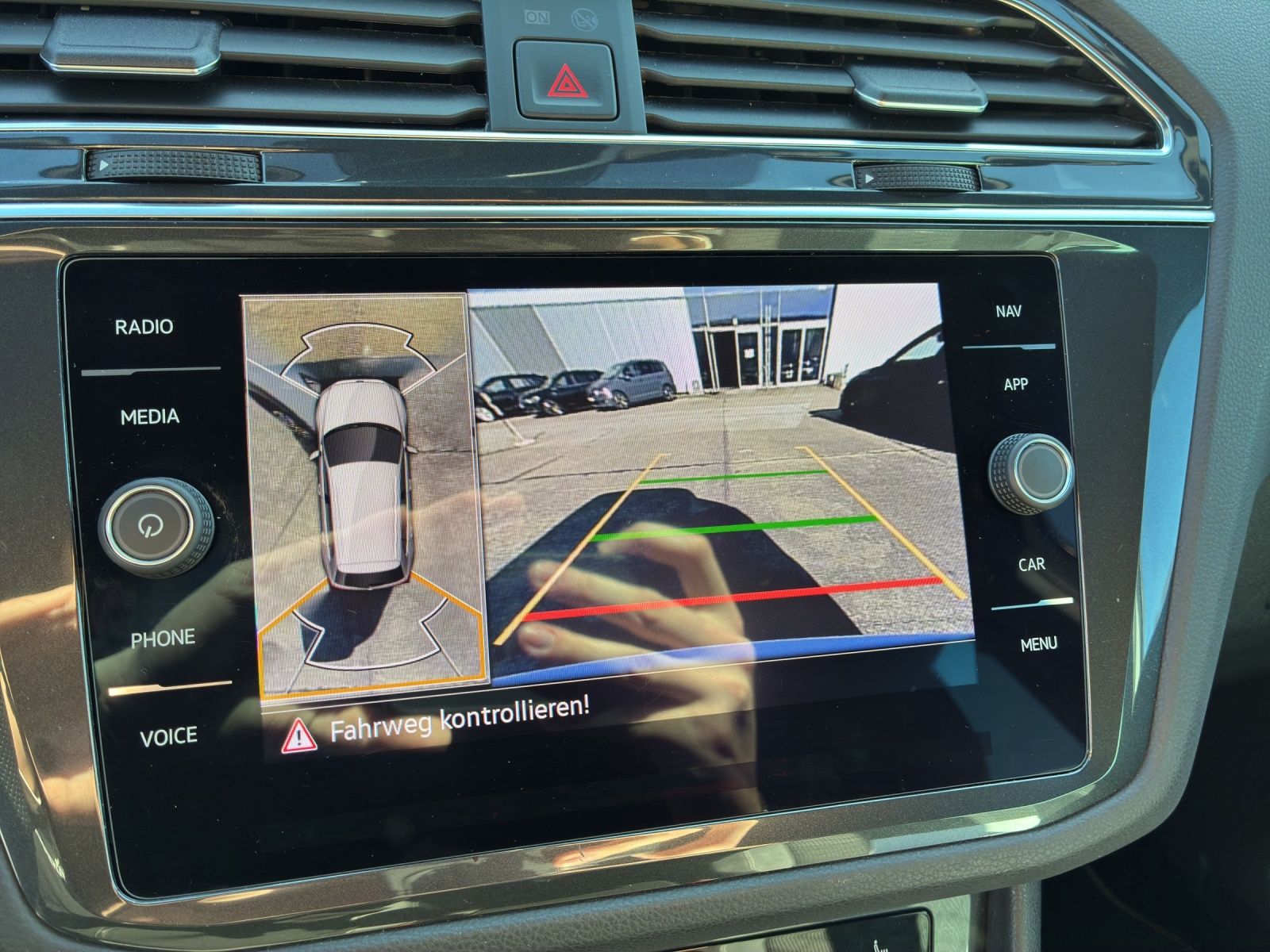 Fahrzeugabbildung Volkswagen Tiguan TDI R-Line DSG 4M Matrix Navi AID ACC RFK