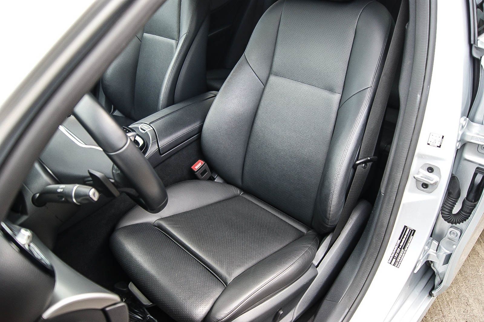 Fahrzeugabbildung Mercedes-Benz E 200 T-Modell 7-SITZER STANDHEIZUNG MULTI-BEAM