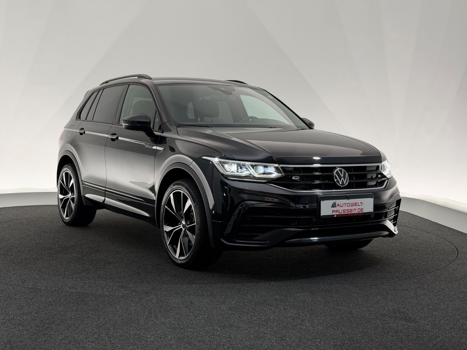 Gebrauchtwagen Volkswagen Tiguan Tiguan 2.0 TSI 4Mo.*R LINE*BLACK-MATRIX-AHK-360° in Horb am Neckar