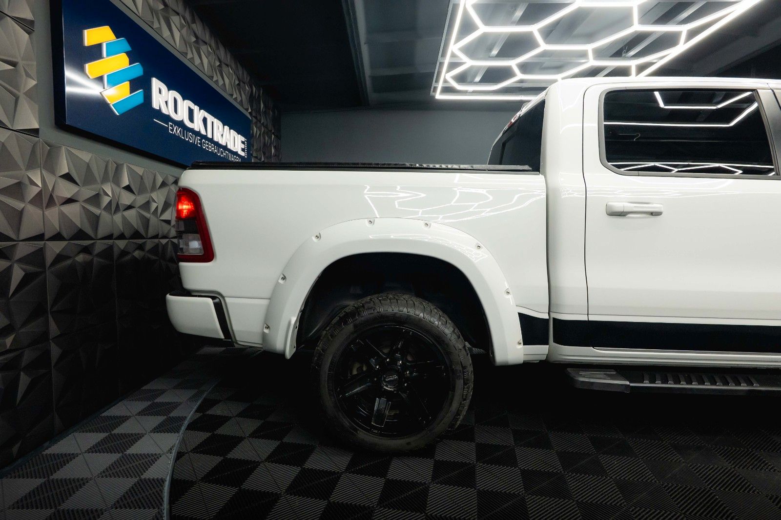 Fahrzeugabbildung Dodge RAM 5.7 V8 HEMI 4x4 LPG Offroad  Night-Paket