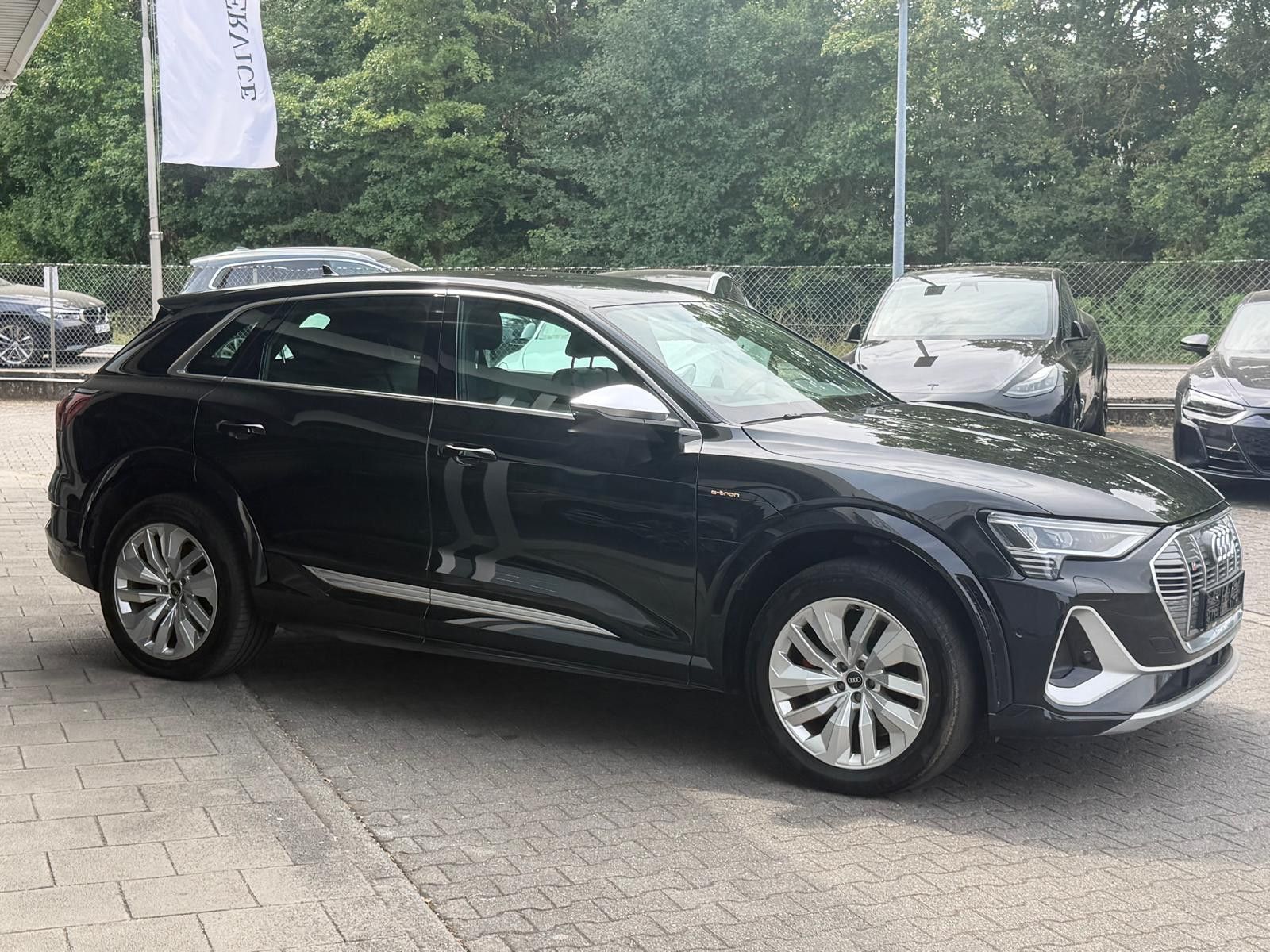 Fahrzeugabbildung Audi e-tron S QUATT 2X S LINE LUFT+MEMO+NAVI+LED+PDC+