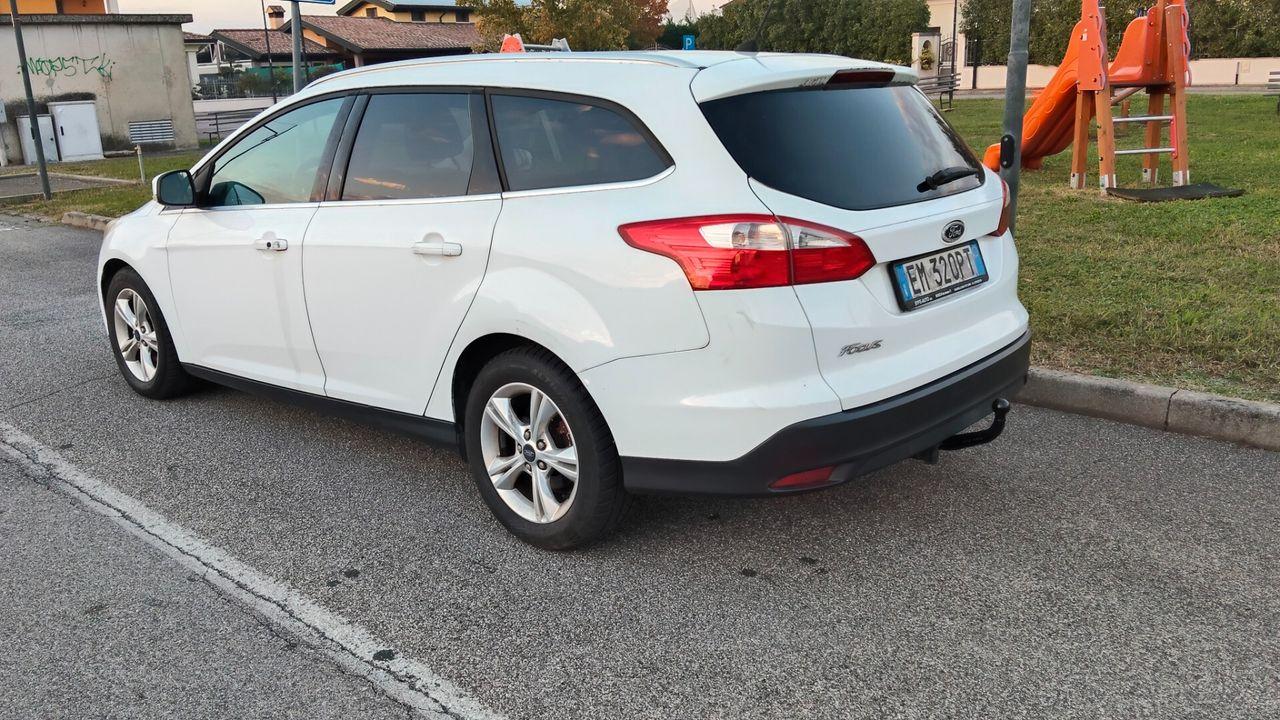 Ford Focus 2012 — interior