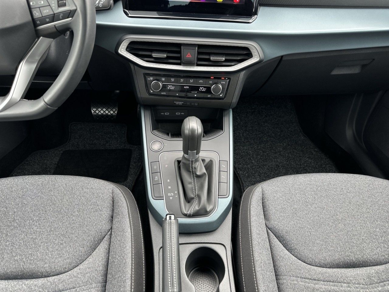 Fahrzeugabbildung SEAT Arona Xperience 1.0TSI 110 PS DSG-Navi*Cam* - mit KI generiert/bearbeitet