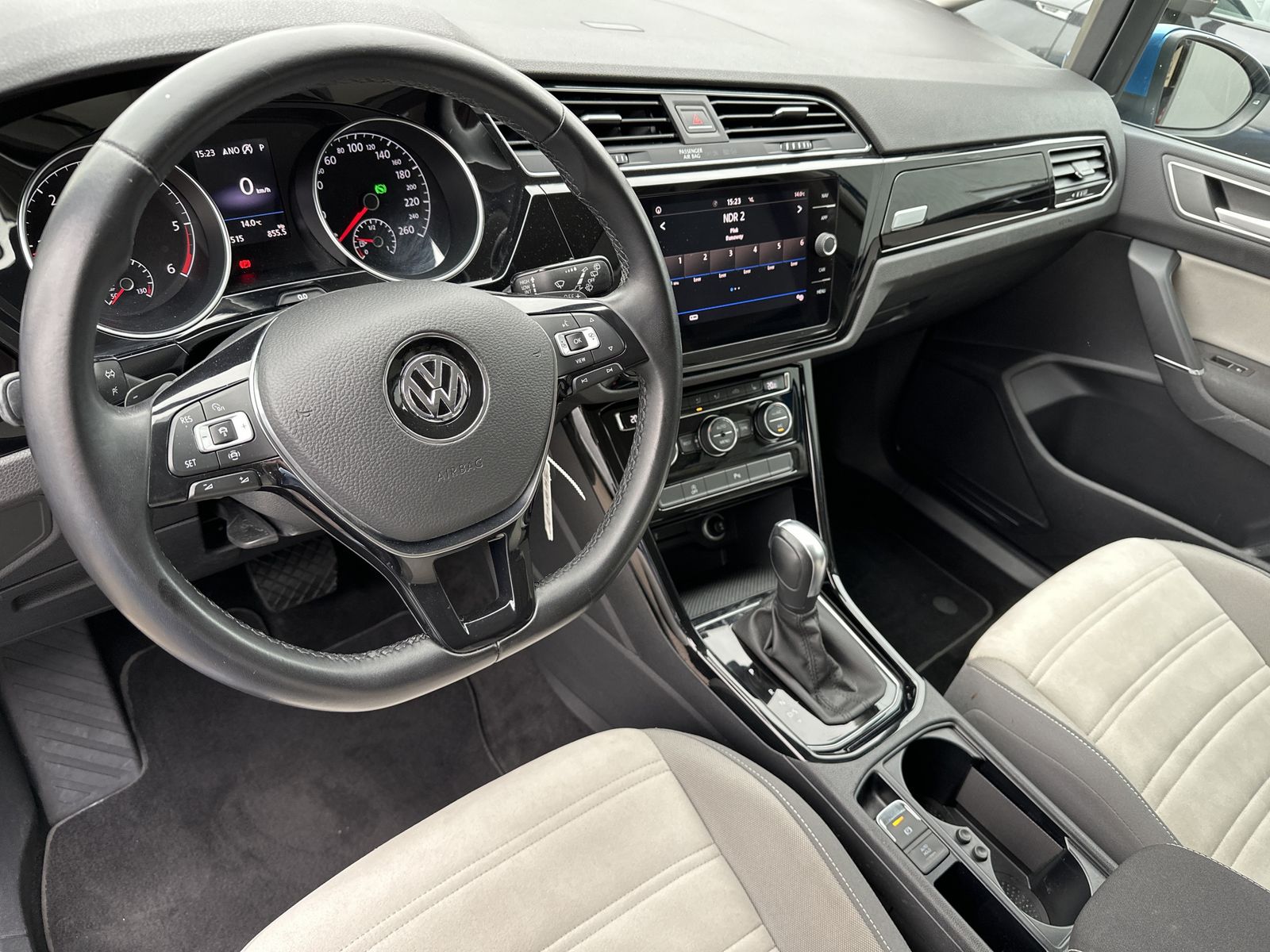 Fahrzeugabbildung Volkswagen Touran 2.0 TDI DSG Highline NAV+LED+ACC+17ZO+1HD