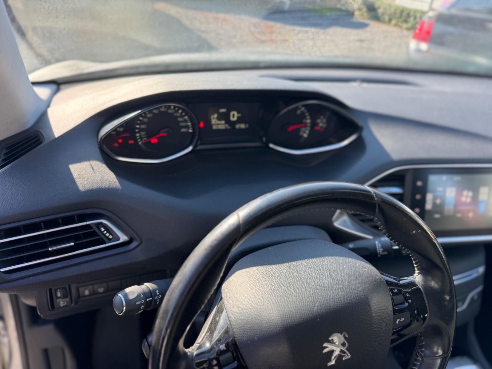 Peugeot 308 2015 — photo 13