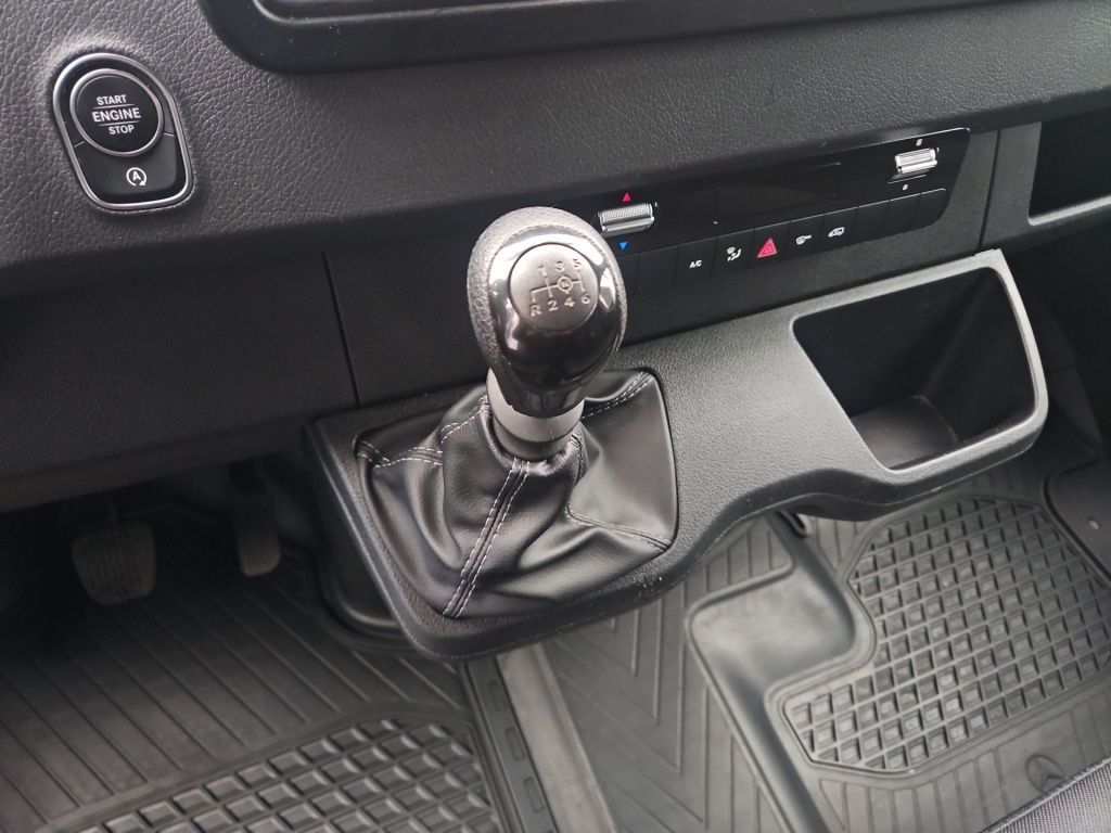 Fahrzeugabbildung Mercedes-Benz Sprinter 317 Kasten L2H2 3,5tAHK Schwingsitz SHZ