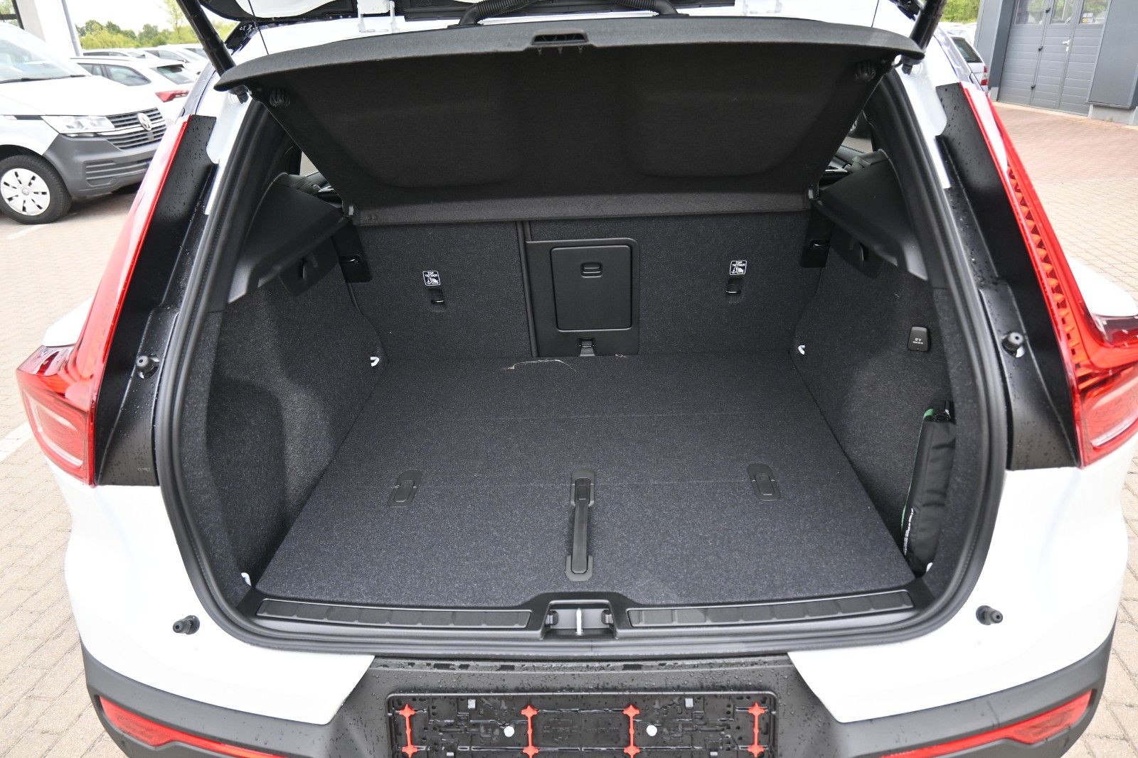Fahrzeugabbildung Volvo XC40 B4 DKG Plus Black Edition*FSHZG*H&K*ACC*AHK
